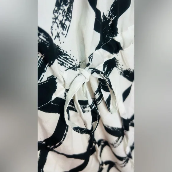 Black and White Geometric Dress - Picture 8 of 11